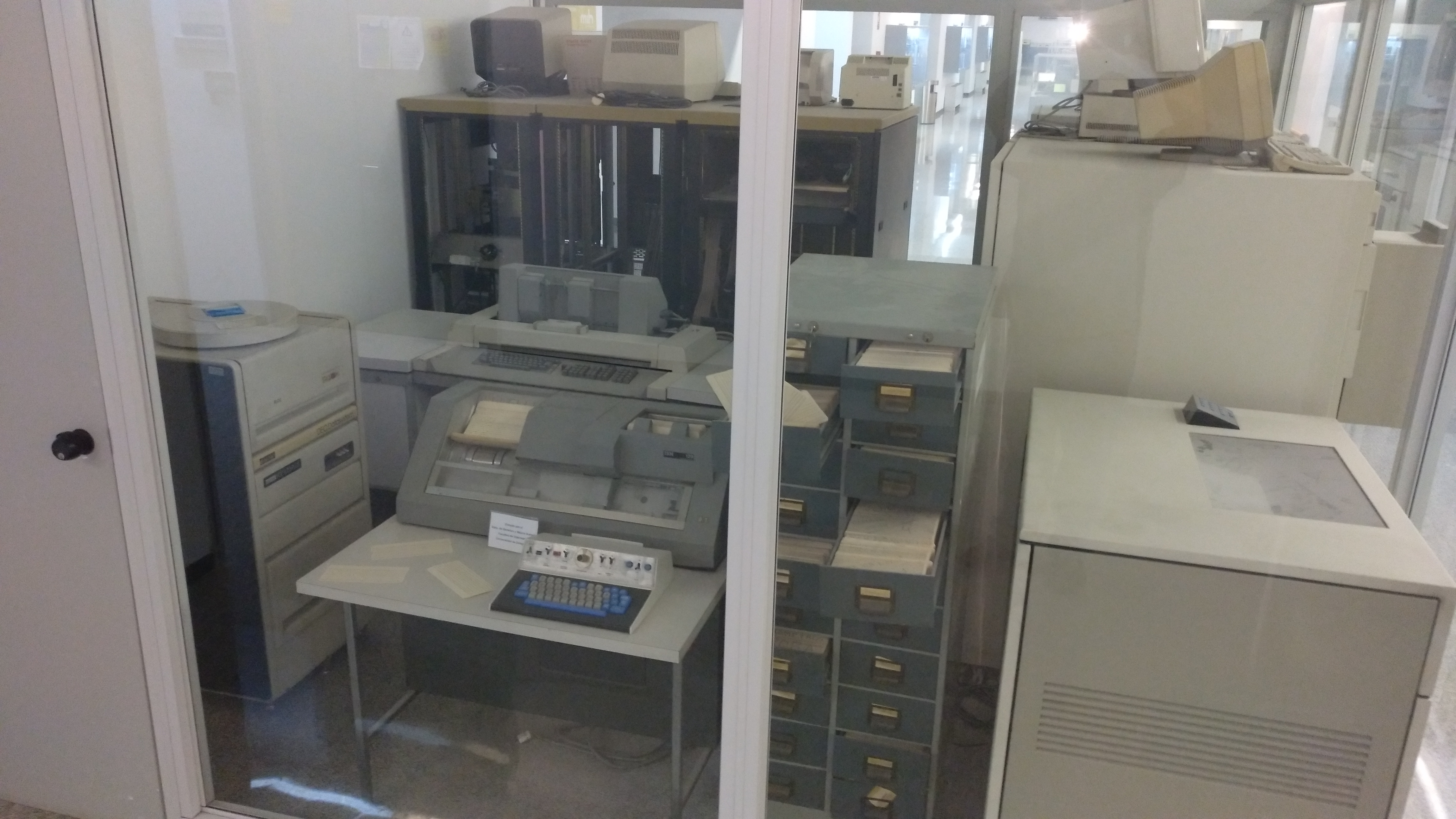 PDP1123, perforadoraverificadora de tarjetas IBM 129, y armario de tarjetas perforadas