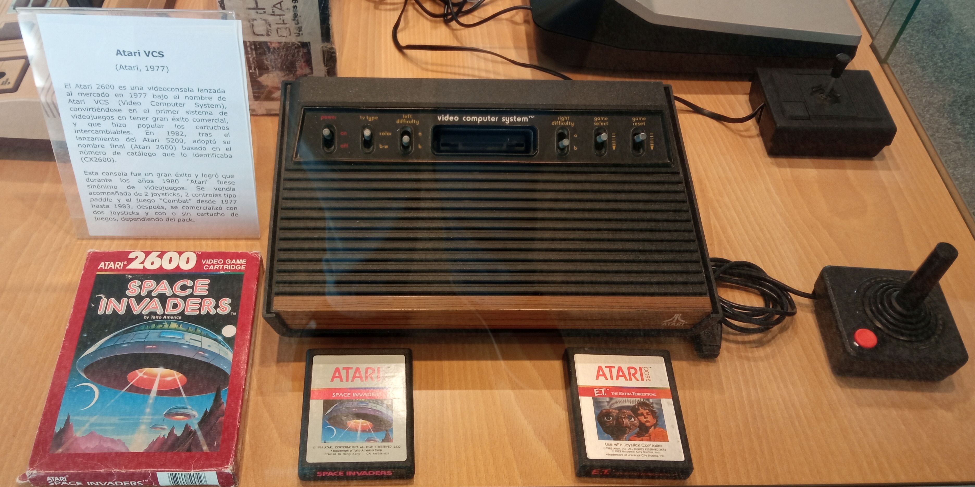 Atari VCS (luego Atari 2600), el mayor representante de la 2 generacin de consolas