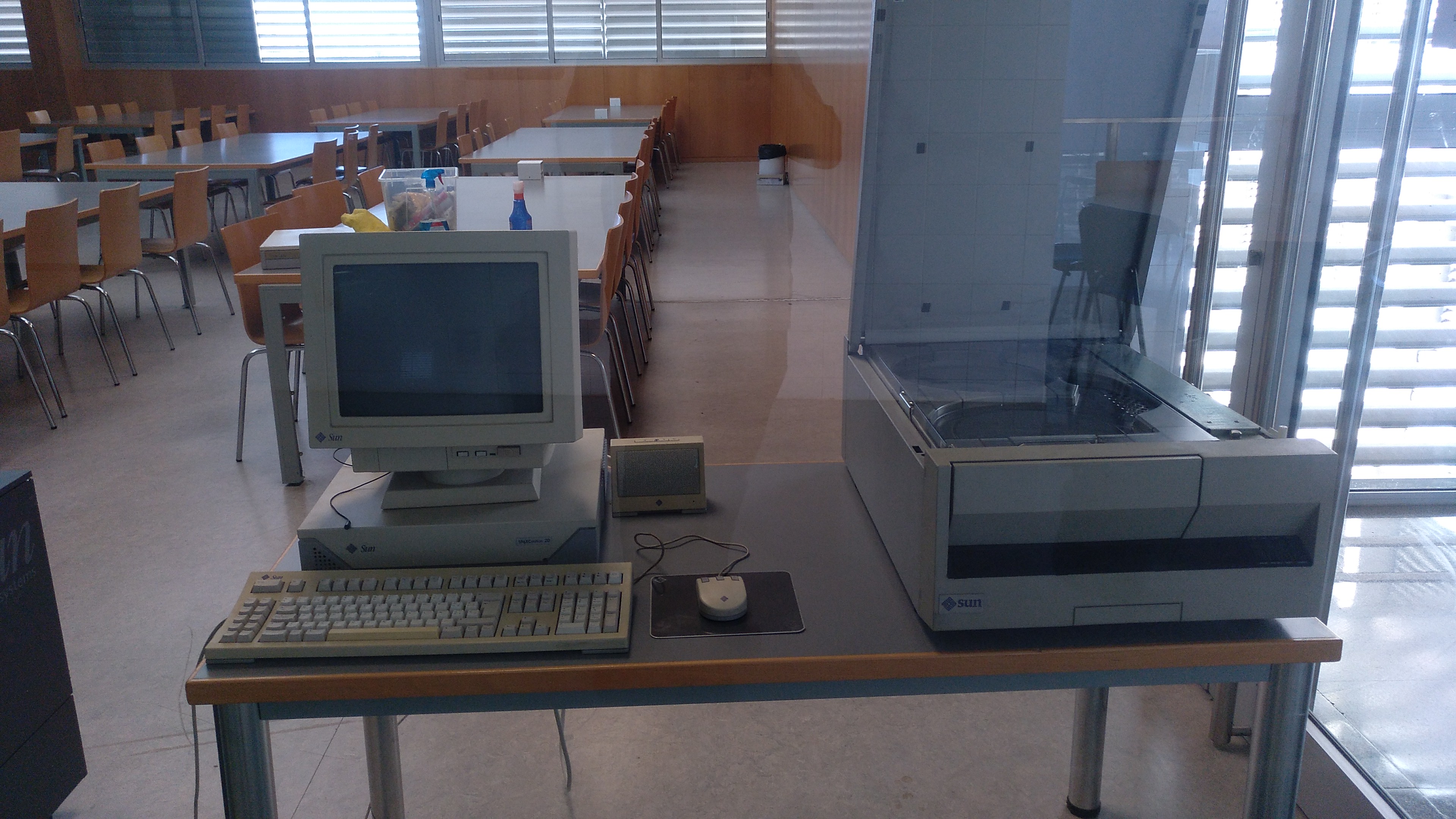 Estacin de trabajo Sun Sparcstation 20, y lector de cintas reeltoreel de sobremesa